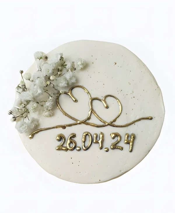 Торт с золотой датой и цветами Фото