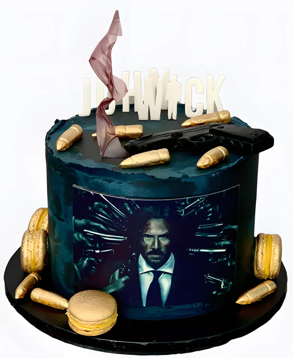 Торт темный с фото Джона Уика и фигурками пистолета и патронов Фото