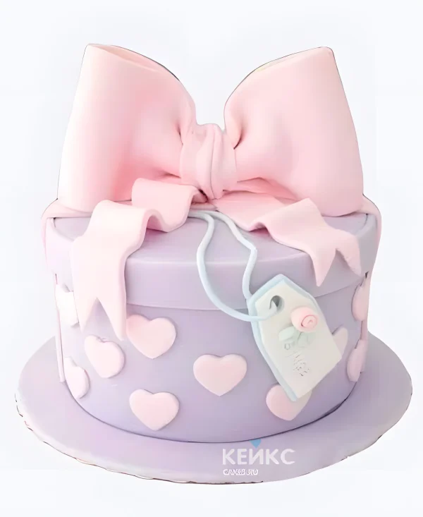 Торт в виде коробки с сердечками и бантом Фото