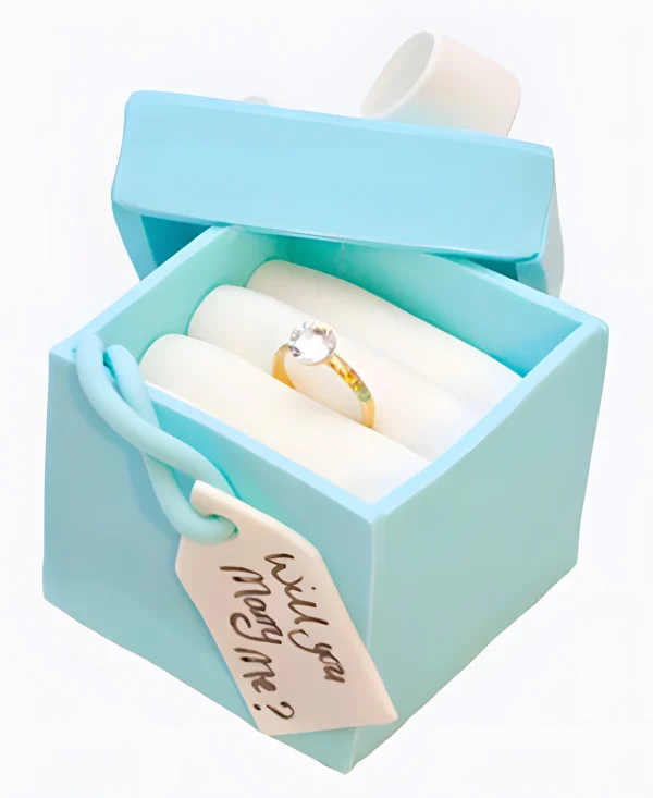 Торт в виде коробочки с кольцом на сватовство Фото