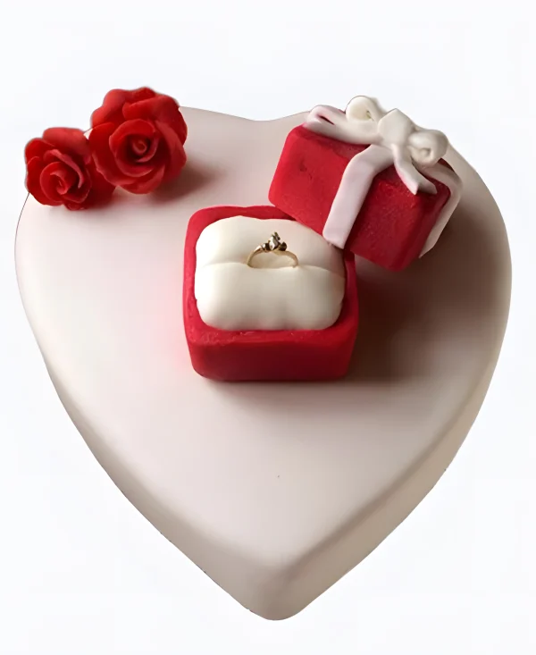 Торт в виде сердца на сватовство с кольцом и розами Фото