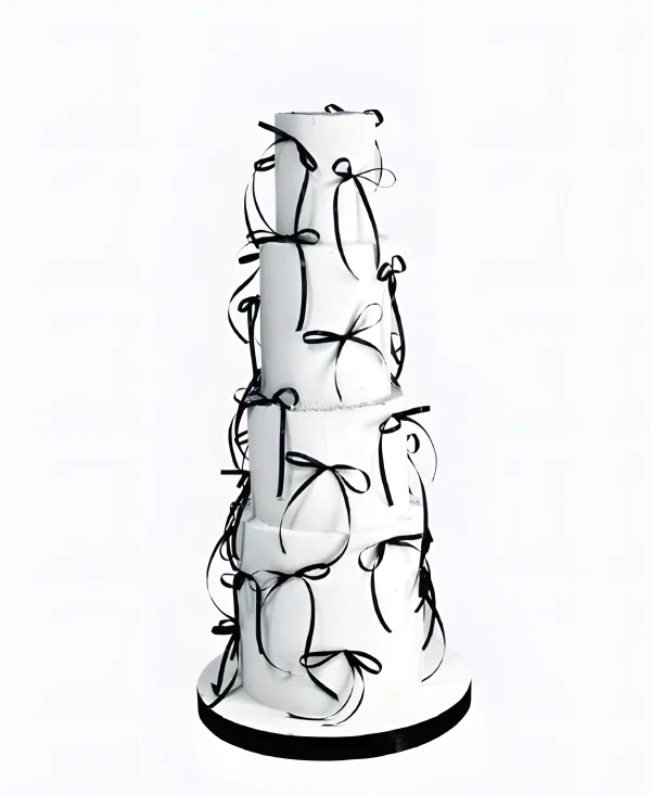 Тредовый торт на свадьбу с черными бантиками Фото