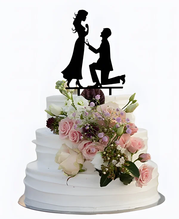 Трехъярусный торт с букетом цветов на сватовство Фото