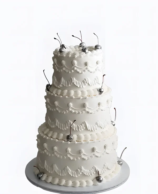 Трехъярусный трендовый торт с серебряными вишнями на свадьбу Фото