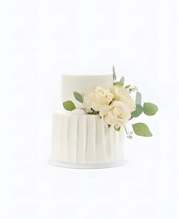 Трендовый свадебный торт с белыми розами Фото