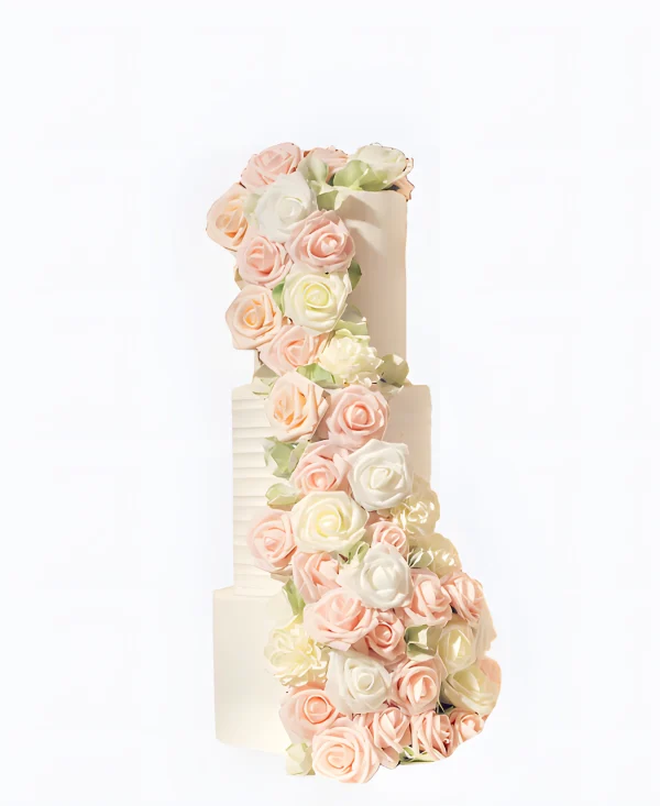 Трендовый свадебный торт с большим букетом роз Фото