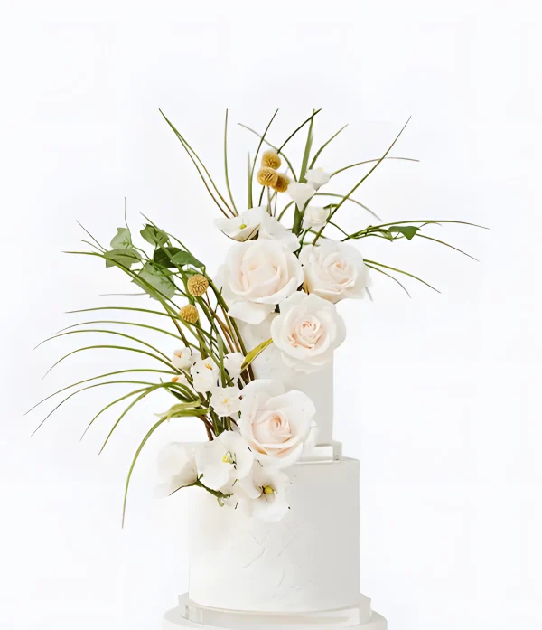 Трендовый свадебный торт с букетом цветов Фото