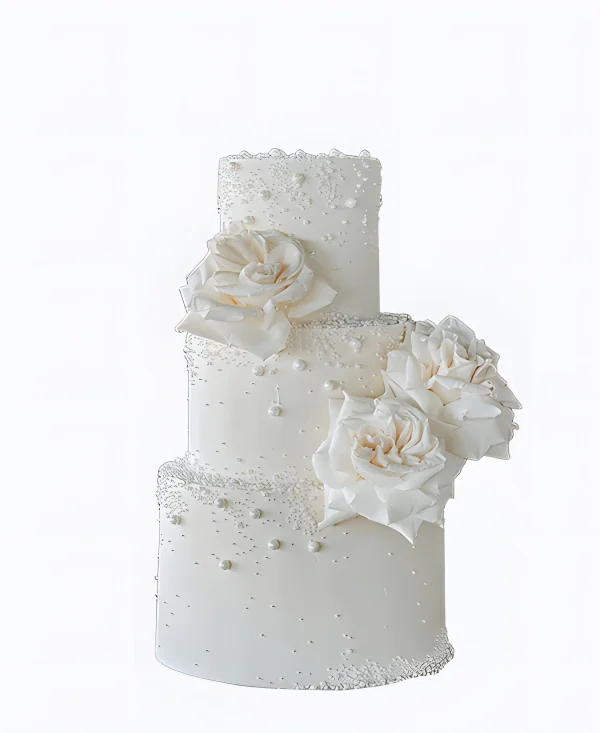 Трендовый свадебный торт с бусинами и цветами Фото