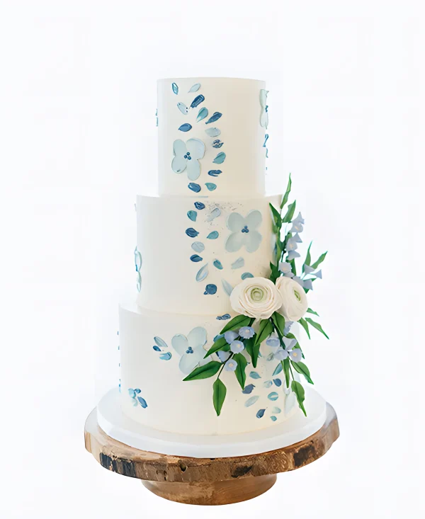 Трендовый свадебный торт с голубым узором и цветами Фото