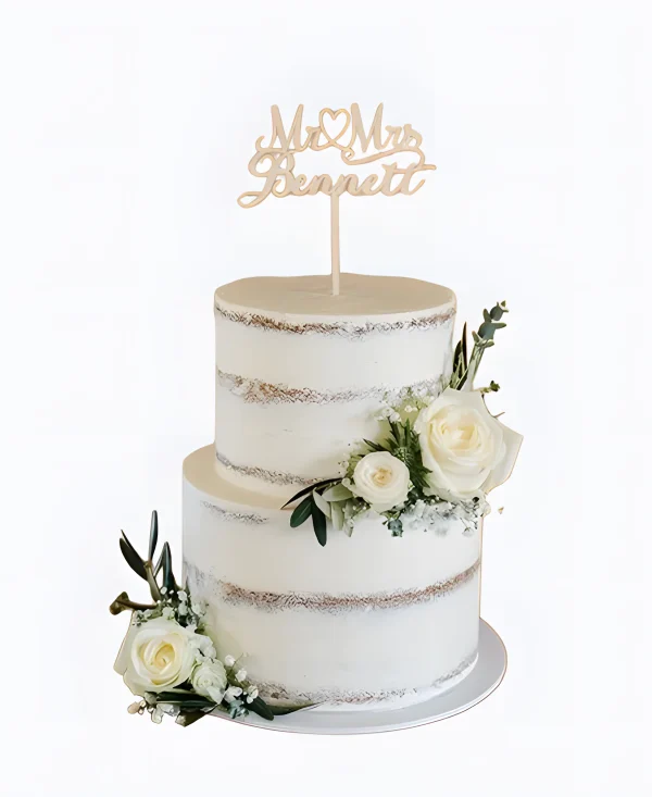 Трендовый свадебный торт с изящной композицией из цветов Фото