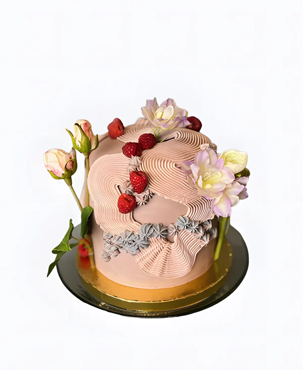 Трендовый торт на свадьбу с малиной и цветами Фото