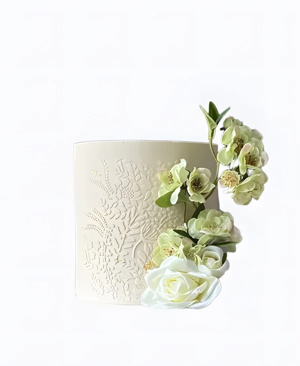 Трендовый свадебный торт с узором и цветами Фото