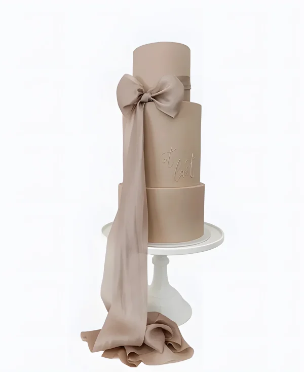 Трендовый торт на свадьбу кофейного цвета с бантом Фото