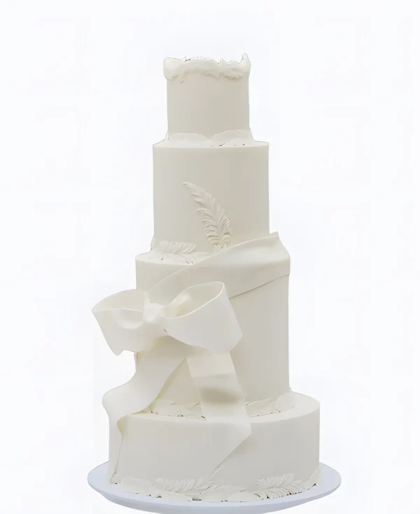 Трендовый торт на свадьбу с белым бантом Фото