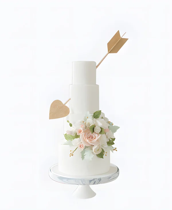 Трендовый торт на свадьбу с букетом и стрелой Фото