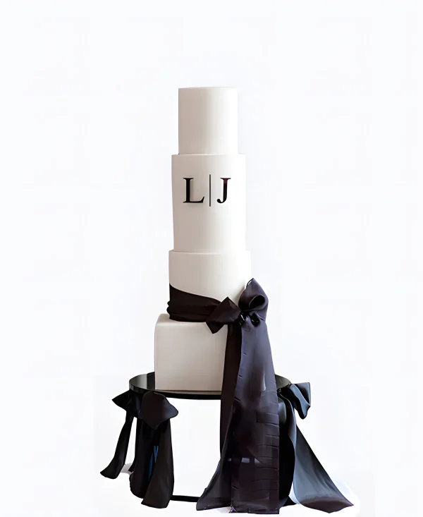 Трендовый торт на свадьбу с инициалами и черным бантом Фото