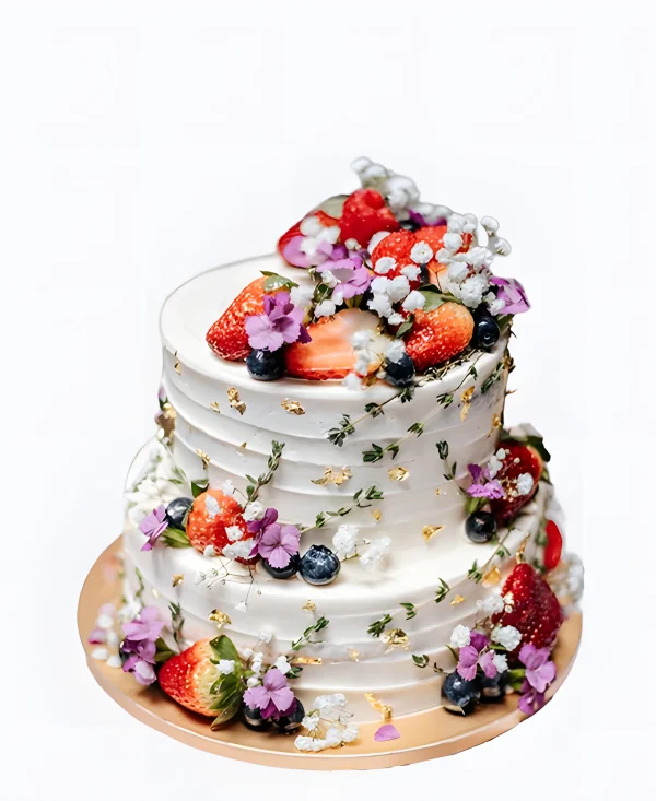 Трендовый торт на свадьбу с ягодами и цветами Фото