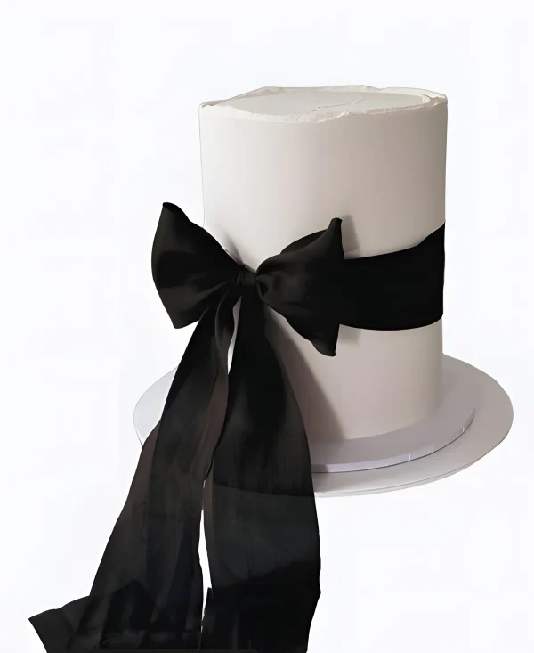 Трендовый торт с большим черным бантом на свадьбу Фото