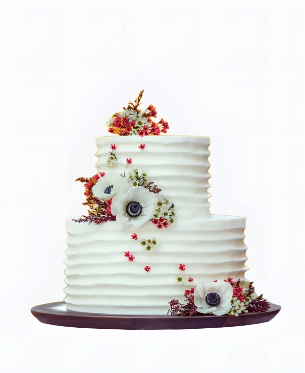 Трендовый торт с изящными цветами на свадьбу Фото