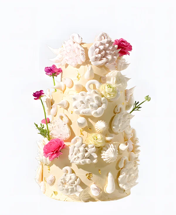 Трендовый торт с необычными украшениями на свадьбу Фото