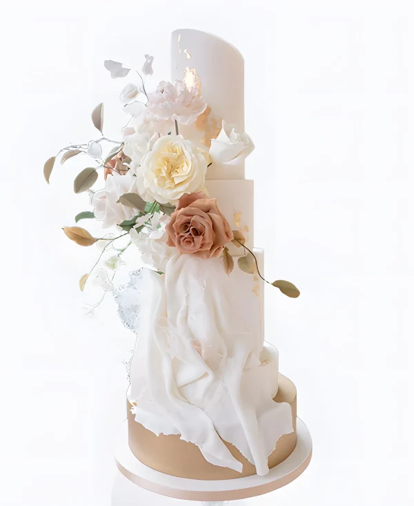 Трендовый торт с золотом и цветами на свадьбу Фото