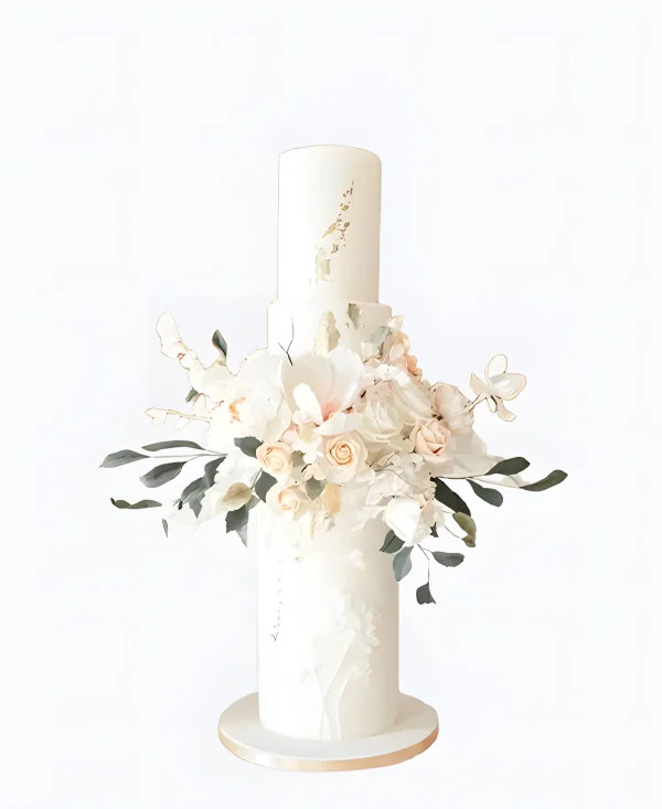 Высокий трендовый свадебный торт с букетом цветов Фото