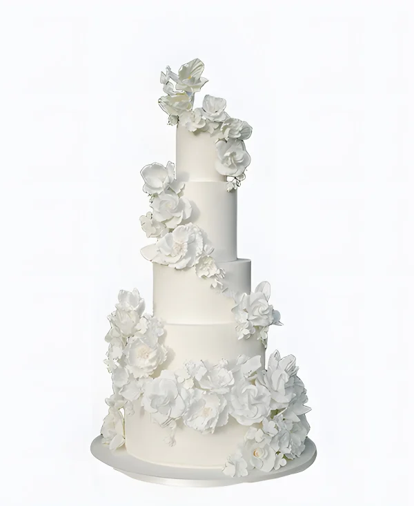 Высокий трендовый торт с белоснежными цветами на свадьбу Фото
