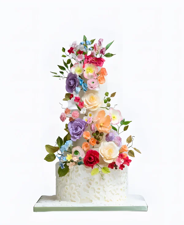 Высокий трендовый торт с яркими цветами на свадьбу Фото