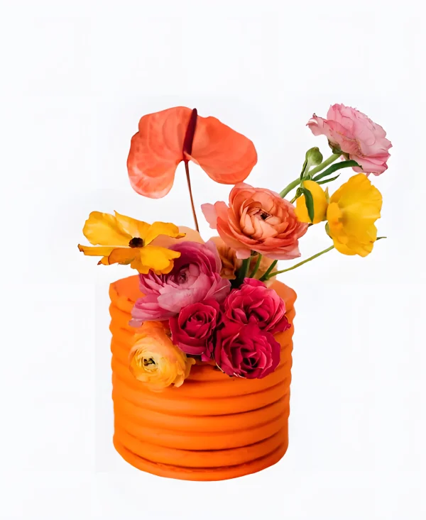 Яркий трендовый торт с цветами на свадьбу Фото