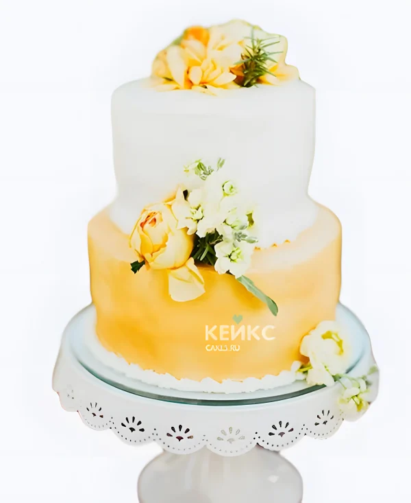 Желтый свадебный торт с цветами двухцветный Фото