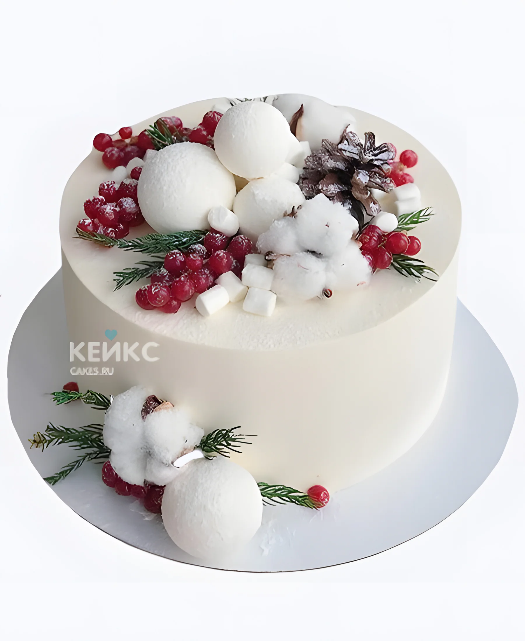 Зимний торт с красными ягодами, веточками и белыми шариками Фото