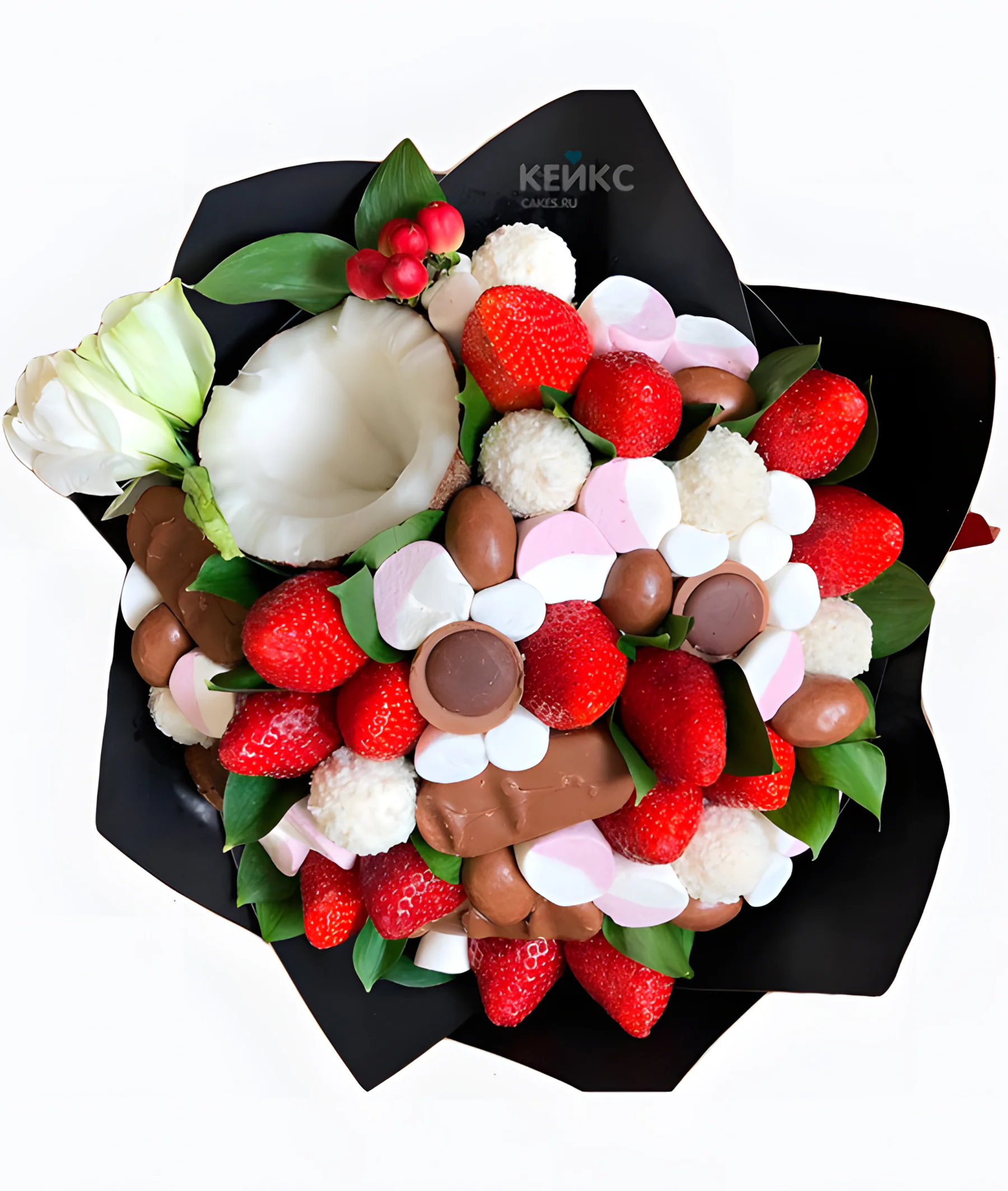 Букет из конфет и ягод в стильной черной бумаге Фото