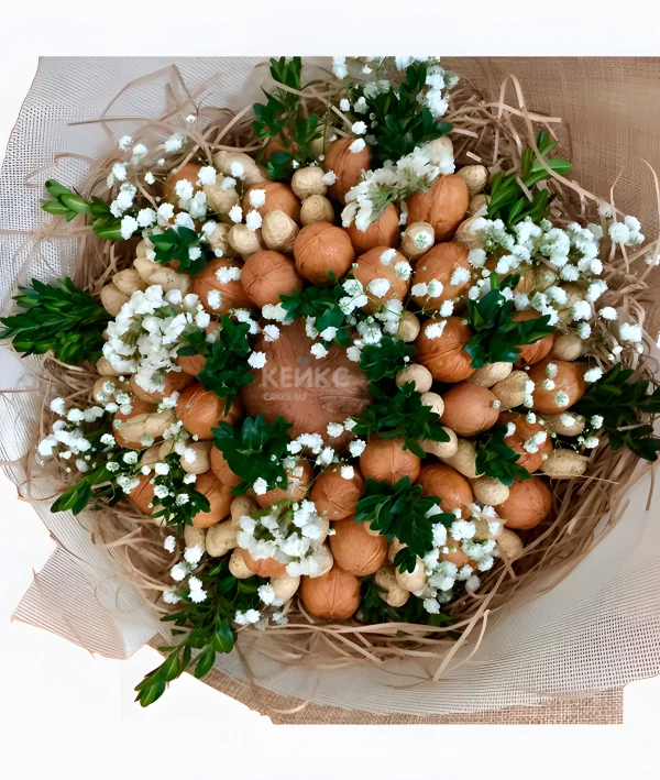 Букет с орехами и цветами Фото