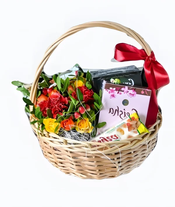 Корзина с конфетами и цветами Фото