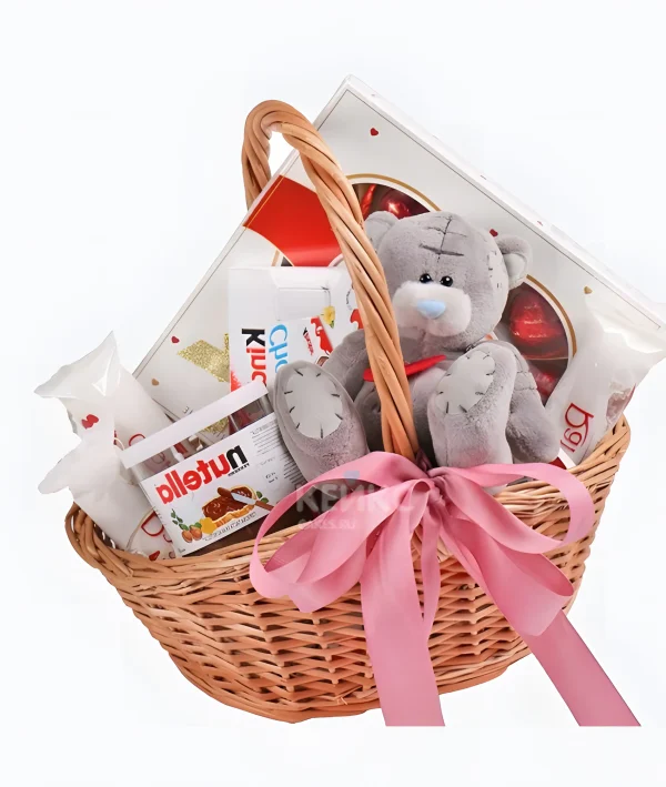 Корзина с конфетами рафаэлло Фото