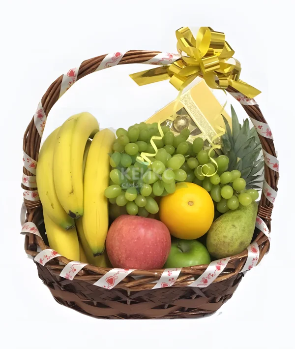 Корзина с виноградом, бананами и яблоками Фото