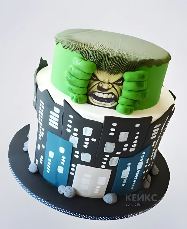 Двухъярусный торт Халк в городе ночью Фото