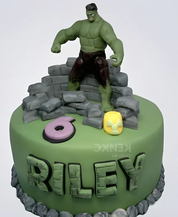 Торт с фигуркой Халка и серой полуразрушенной стеной Фото