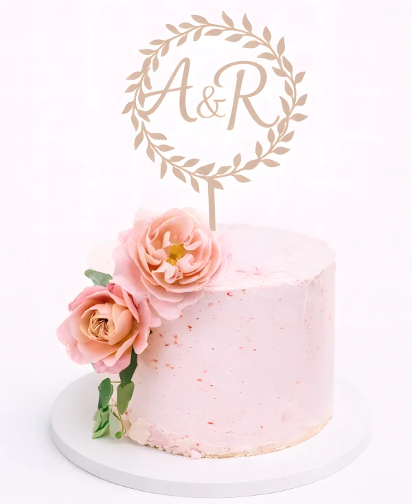 Розовый свадебный торт с инициалами и живыми цветами Фото