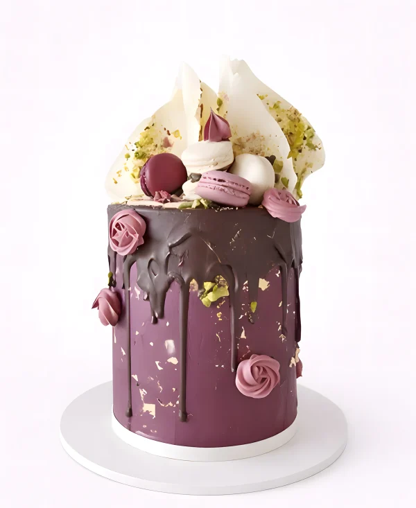 Шикарный торт девушке с макарунами и позолотой Фото