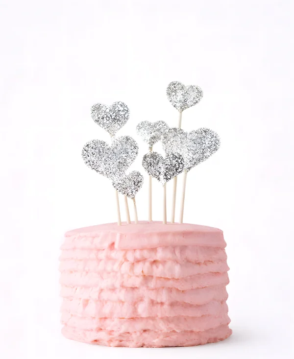 Торт с серебристыми сердечками на 14 февраля Фото