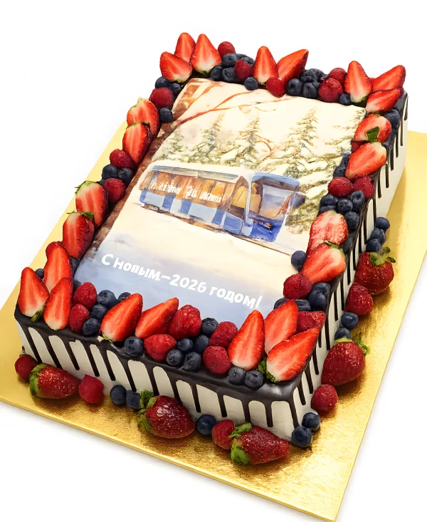 Прямоугольный торт с ягодами и фотопечатью трамвая Фото