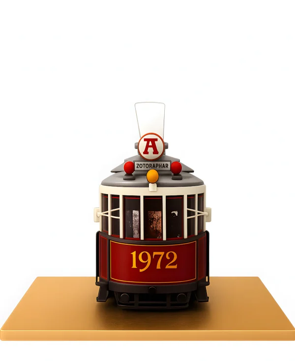 Торт в форме красного трамвая Фото