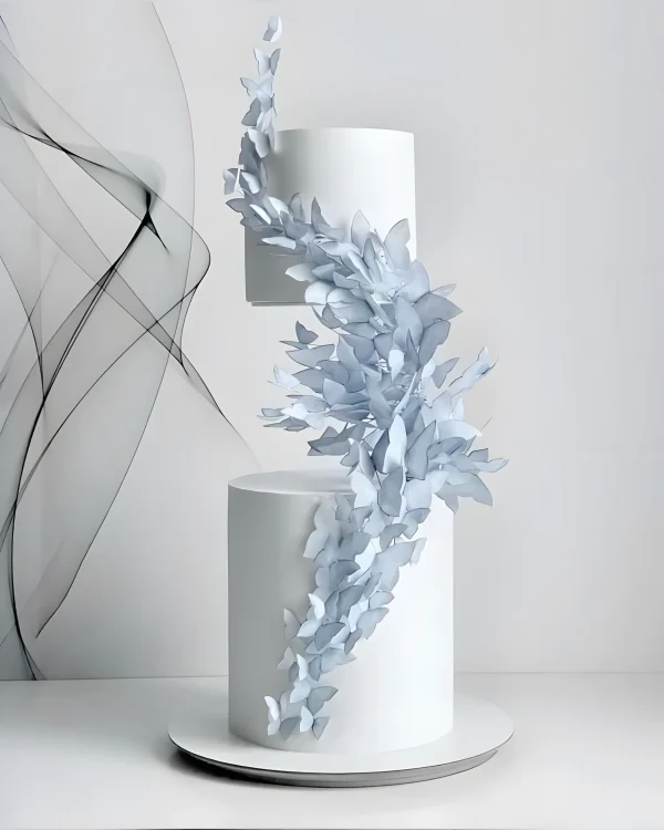 Белый торт с голубыми бабочками Фото