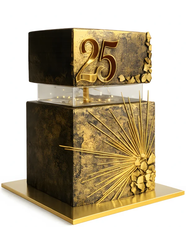 Чёрно-золотой квадратный торт на 25 лет Фото