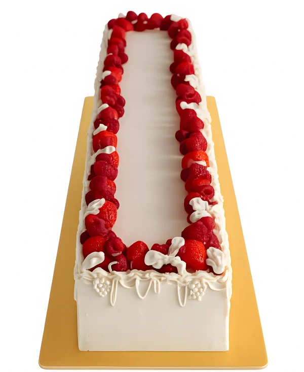 Длинный торт с малиной и клубникой Фото